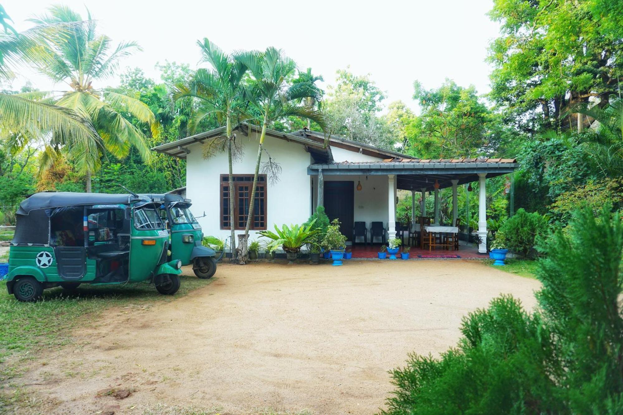 Sashini Homestay Sigirija Zewnętrze zdjęcie